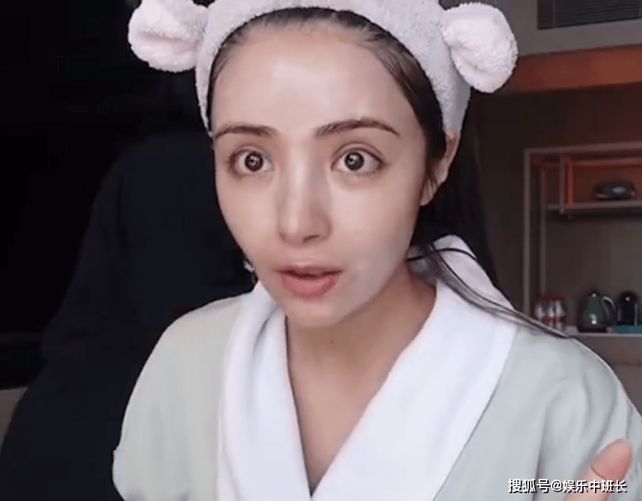 原创麦迪娜怀二胎后想吃火锅,出街前不忘化妆,素颜底子让人慕了