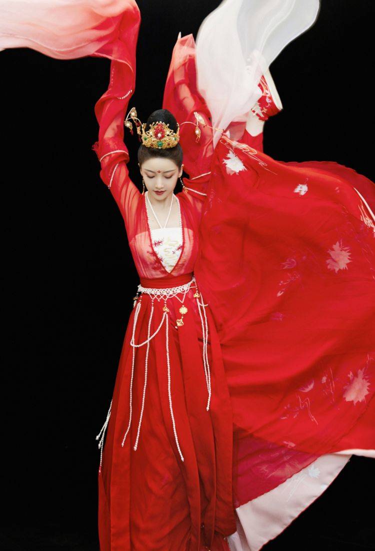 姜贞羽久违回归舞台一支红衣水袖舞惊艳众人没能成团也能独自美丽