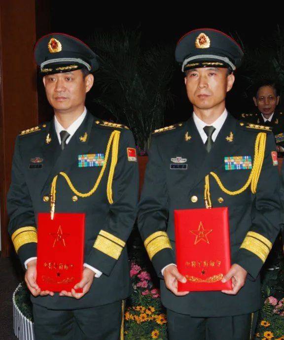 聂海胜和另一位航天员费俊龙同时被授予少将军衔.