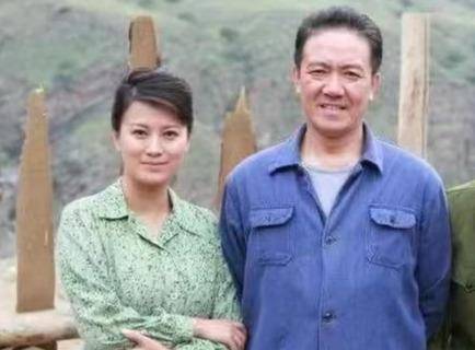62岁李幼斌婚姻坎坷,二婚娶小13岁三婚妻子,至今无子也幸福