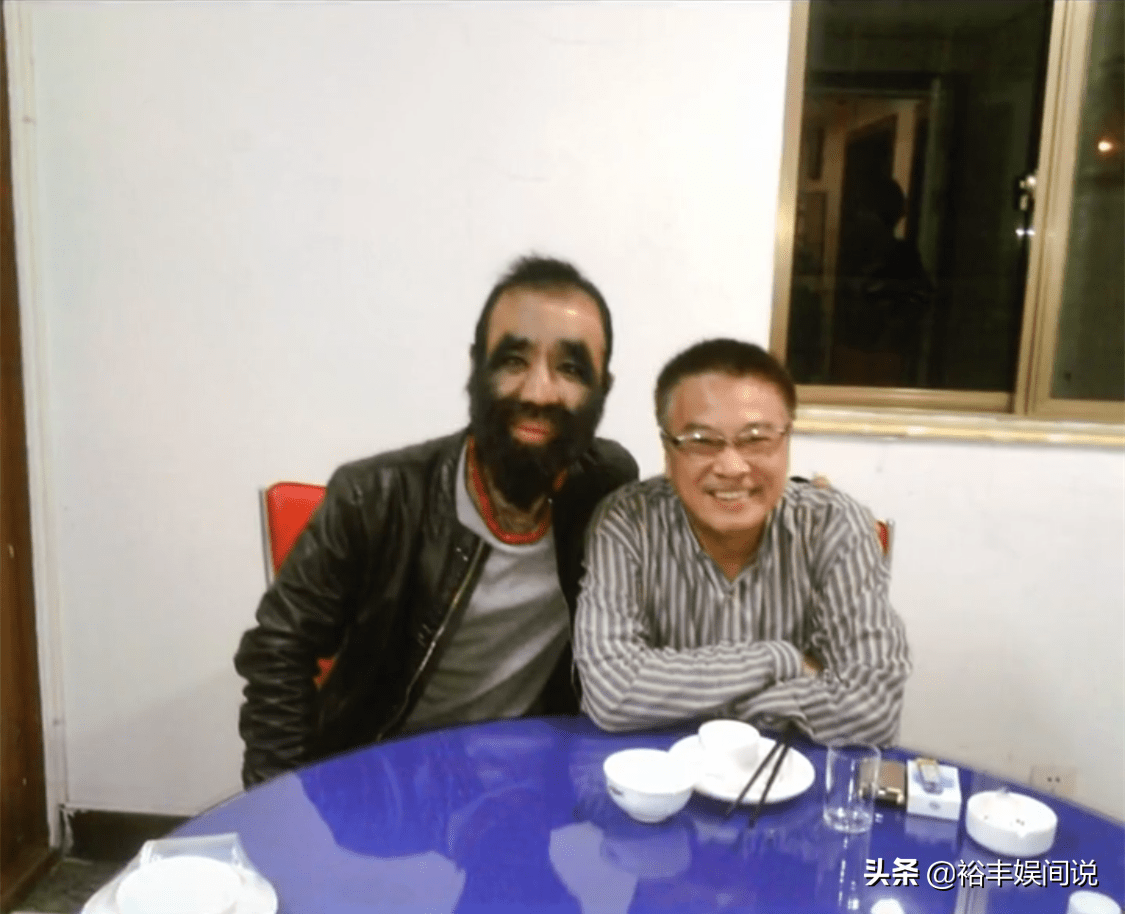 "毛孩"于震寰甜晒夫妻恩爱合照,妻子小其13岁,儿子侧脸正常?