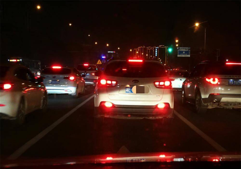 你还在一直踩着刹车等红灯吗?老司机坦言:一直这样做才是对的
