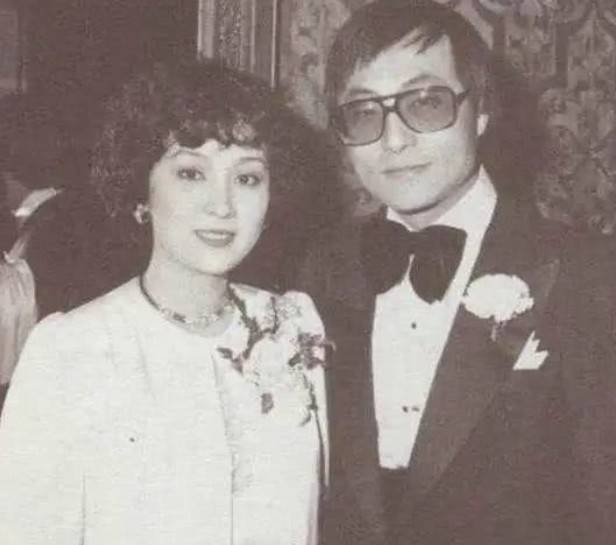 她是谢贤第一任妻子,被痴情渣男哄骗,做了28年假面夫妻