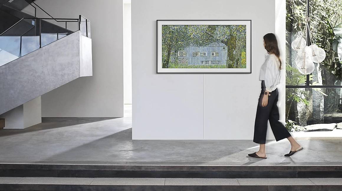 三星the frame画壁系列电视,采用艺术画框式设计理念,开启时它是一台
