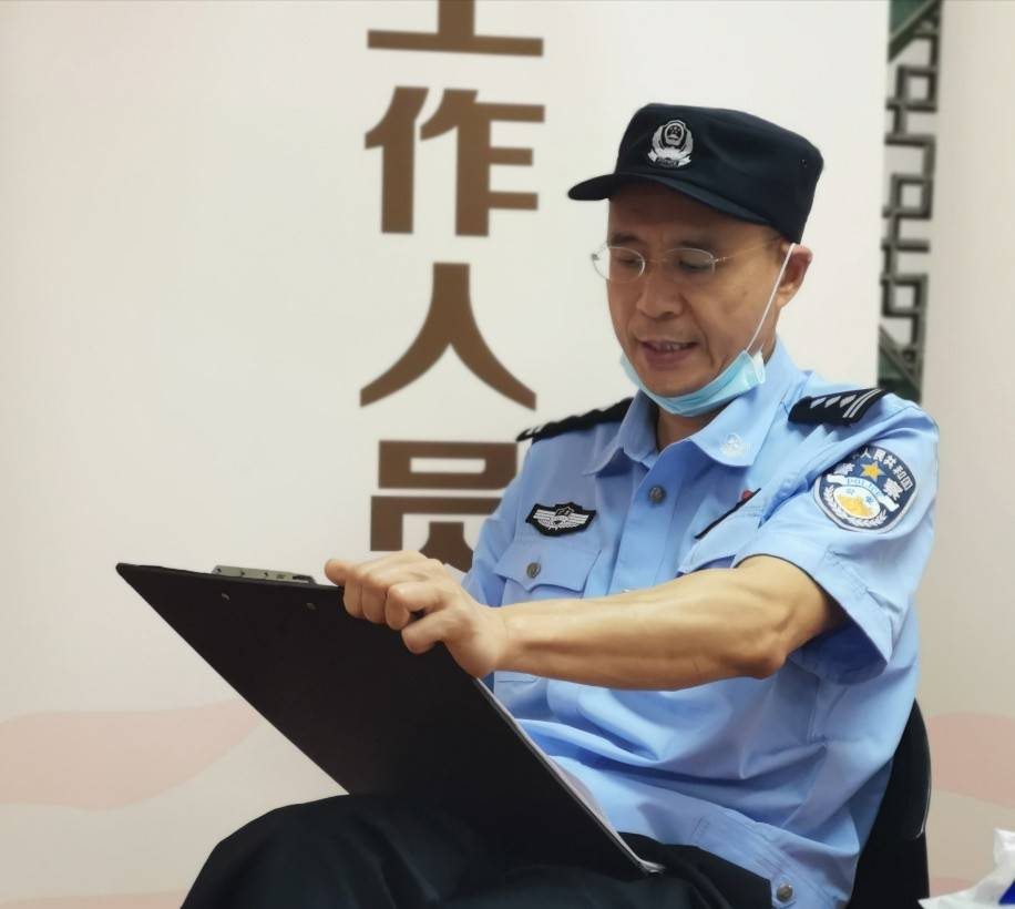 冯功乐:记录历史,一个广州警察的抗疫防控速写(组画)