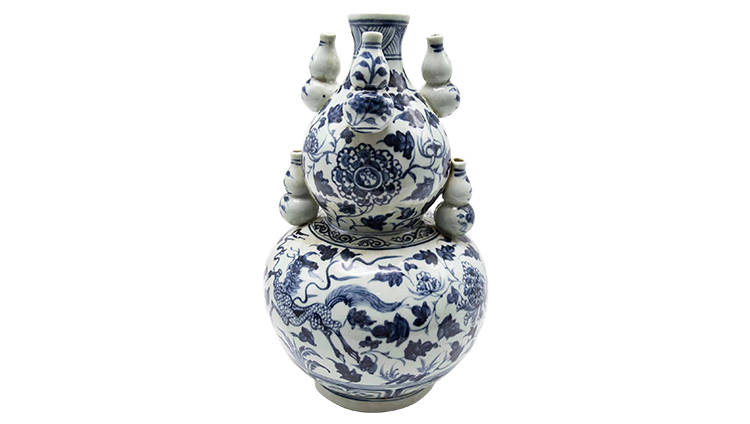 成熟的青花瓷出现在元代的景德镇,纹饰最大特点是构图丰满,层次多而不