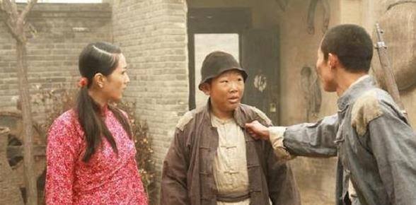 他曾出演《闯关东》,9岁停止发育35岁还演孩子,和老婆