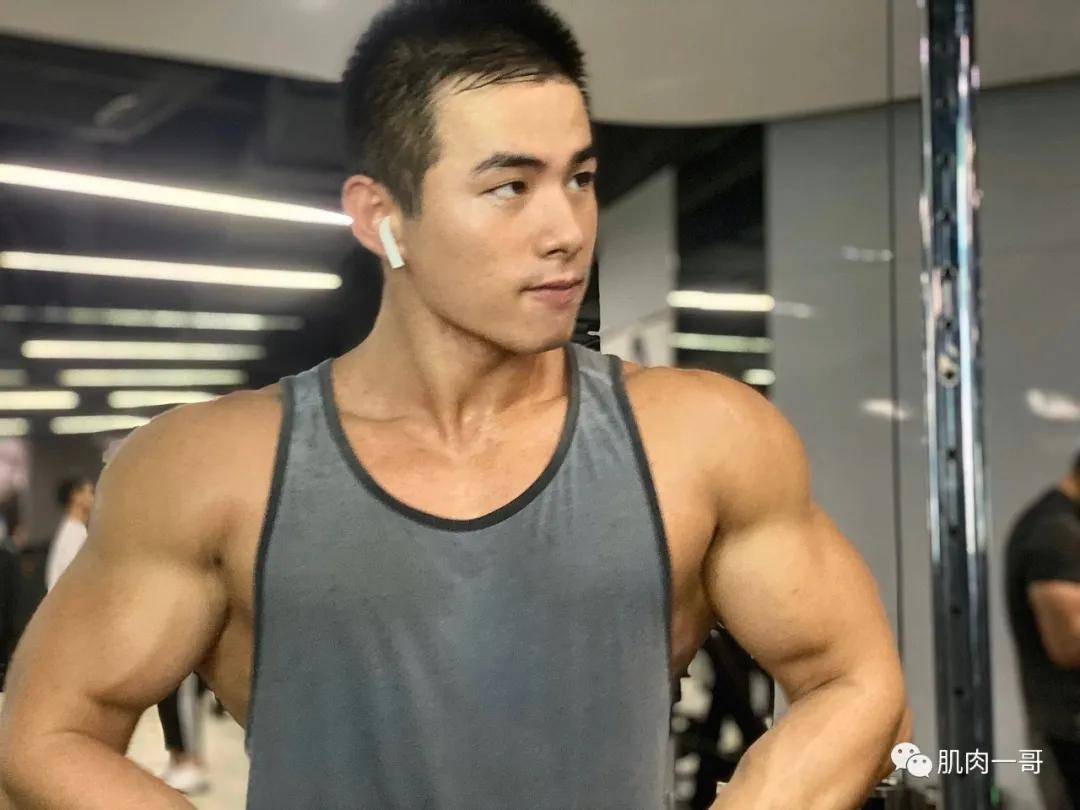 北京肌肉小哥爆红推特,因太帅在地铁被抓拍