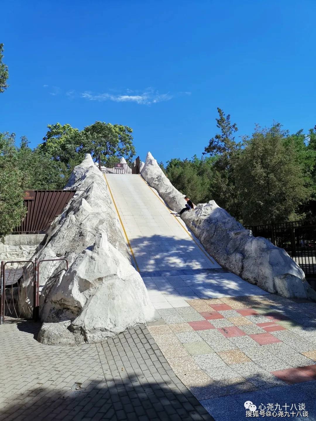 天真无虑的孩子们享受着属于他们那个年纪的大雪山,关于陶然亭的历史