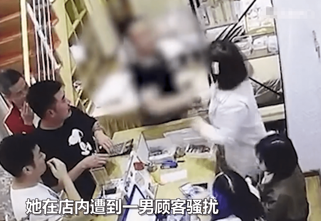 湖南郴州一家摘穗店,一个男人先去前台摸了摸女店员的脸,然后去女老板