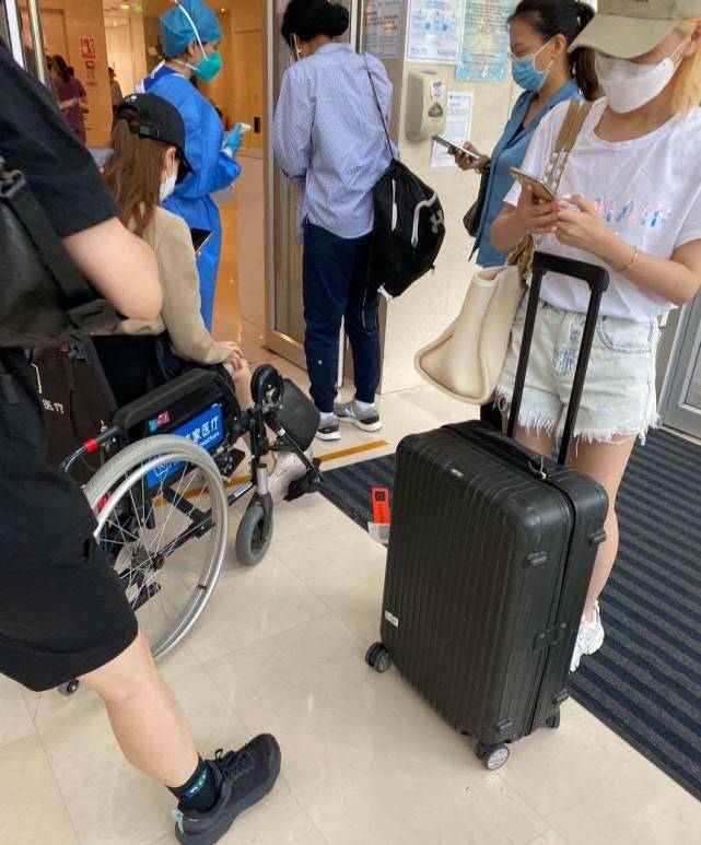 "容易受伤的女人"戚薇又摔伤,下飞机直接送院,坐轮椅画面曝光!