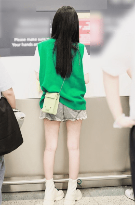 在背影照中,鞠婧祎的身高虽然很是娇小,但是身形比例却是十分完美的