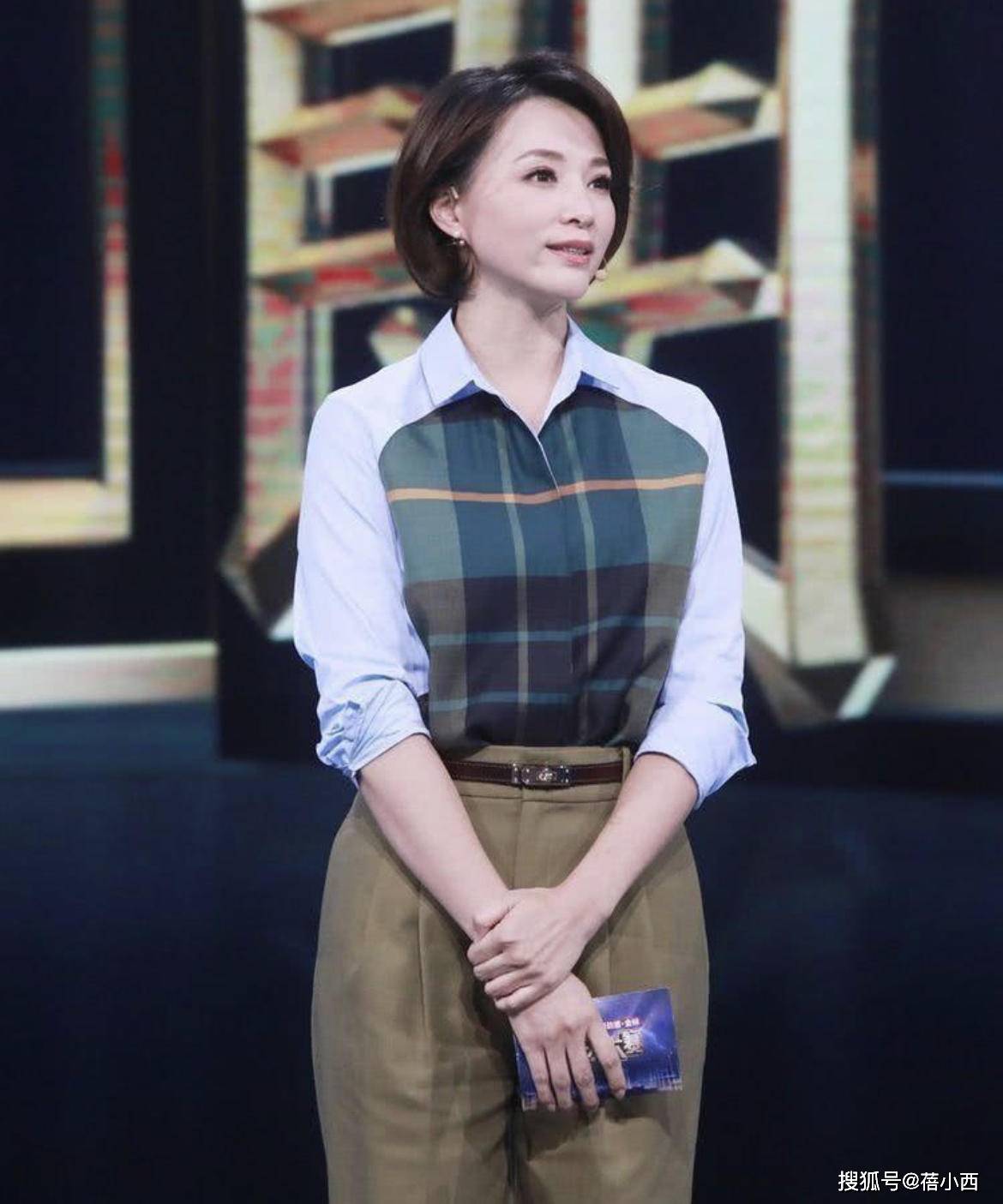 董卿私服穿搭简直了,条纹衬衫配吸烟裤时髦精致,比博主更会穿