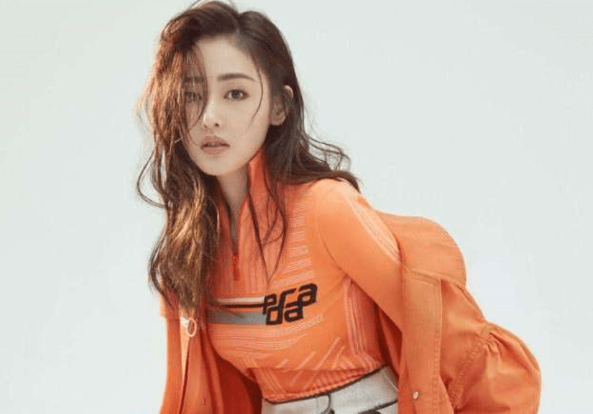 张天爱修图车祸?精修图撞脸金晨脖子还歪了,直播生图却美艳!