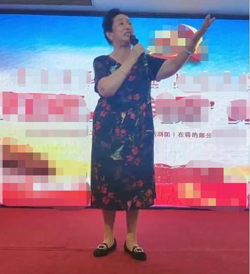 雍西的头发还是扎着的小卷发,很有个人特色.