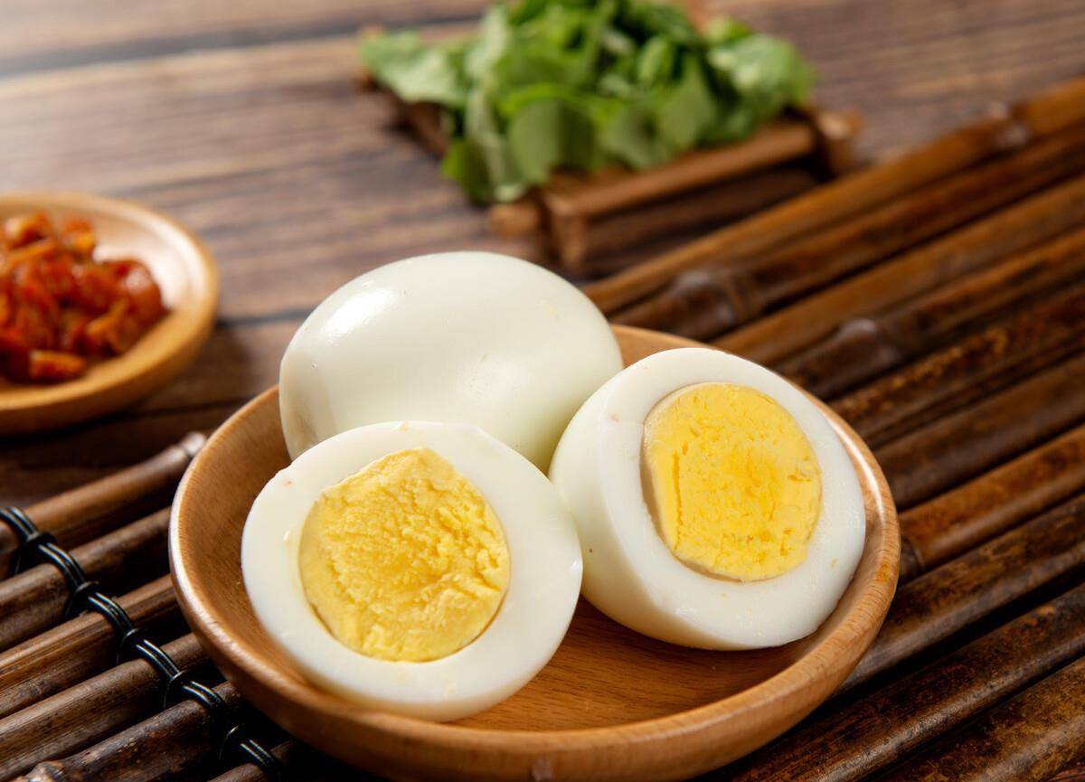 白水煮鸡蛋时,牢记2放3要点,鸡蛋香嫩营养高,蛋壳一碰