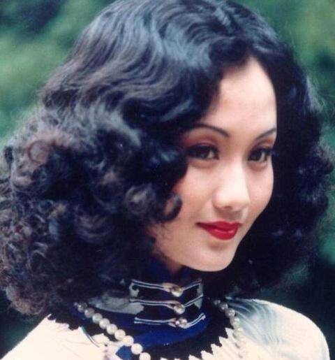她曾是90年代最红挂历女郎,做演员没有大红,如今50岁依然美丽!