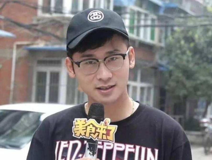 8,张怡乐张怡在网上很受欢迎,因为他吃东西和播放视频.