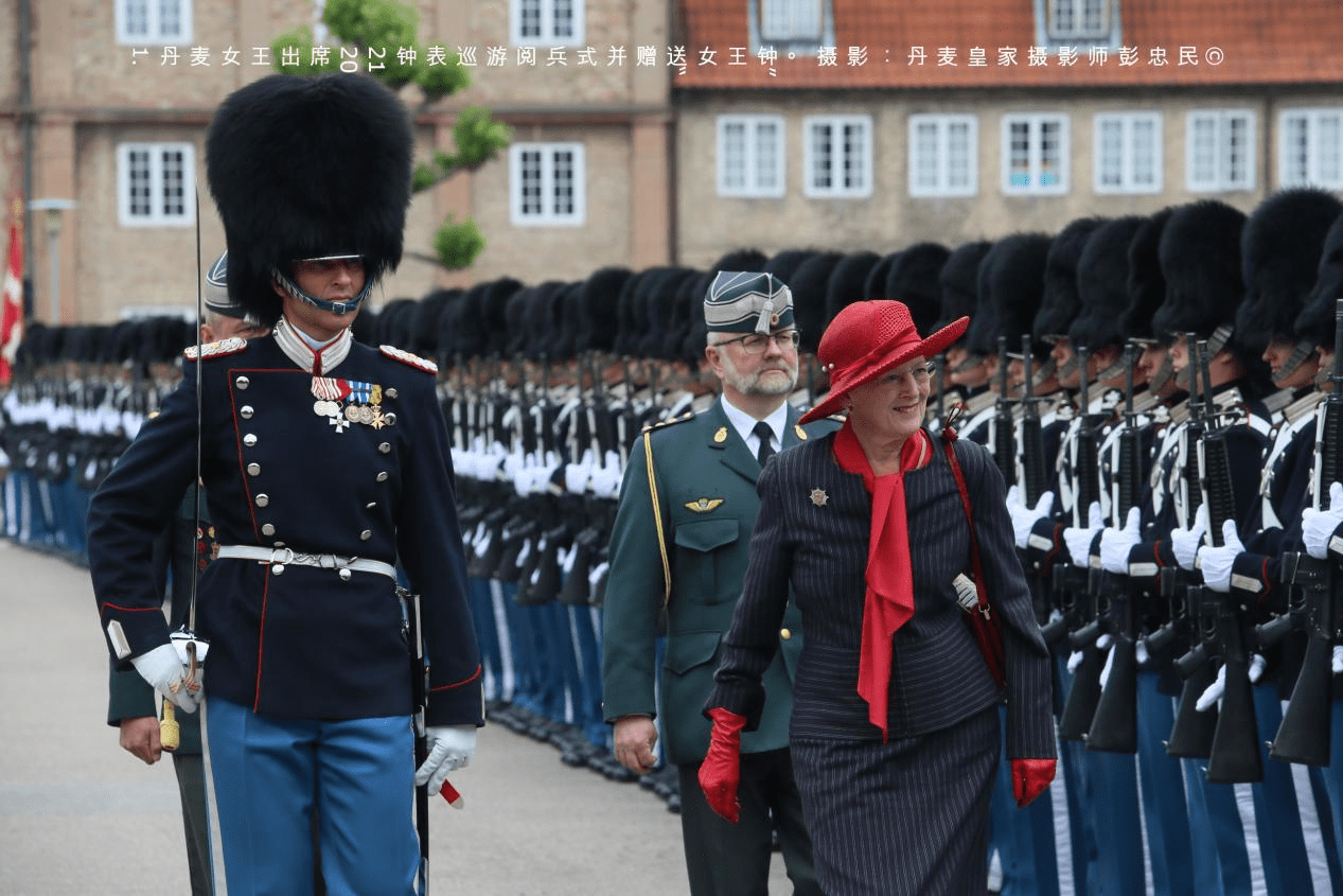 丹麦女王出席丹麦皇家卫队阅兵式并颁授"女王之钟"