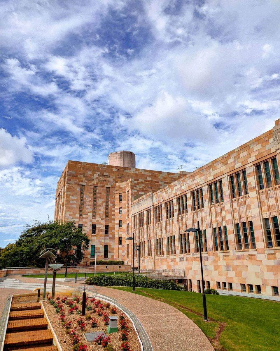 昆士兰大学三大美丽的校区分别坐落在圣卢西亚,赫斯顿和加顿.