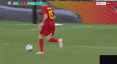 右脚外脚背抽射,球稍稍偏出左侧立柱第23分钟,c罗前场右路任意球直接