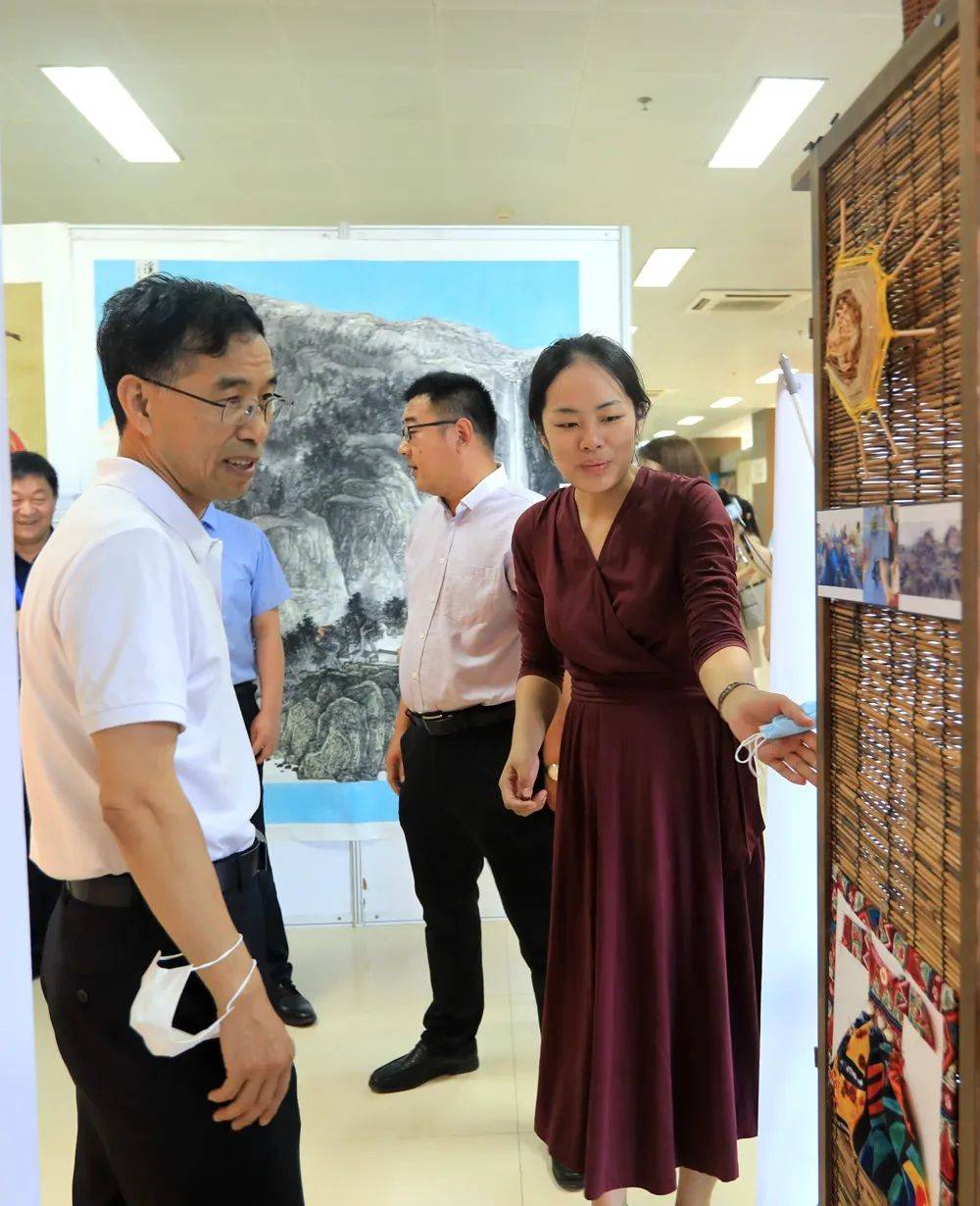 峄城区阴平镇中心小学代表枣庄市参加山东省中小学美术教育成果展