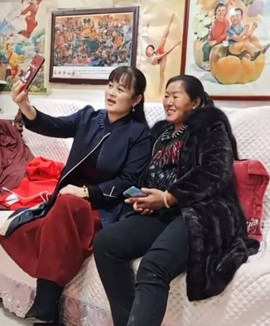 原创大衣哥力挺儿媳做网红,主动同框录视频,粉丝轻松突破100万!
