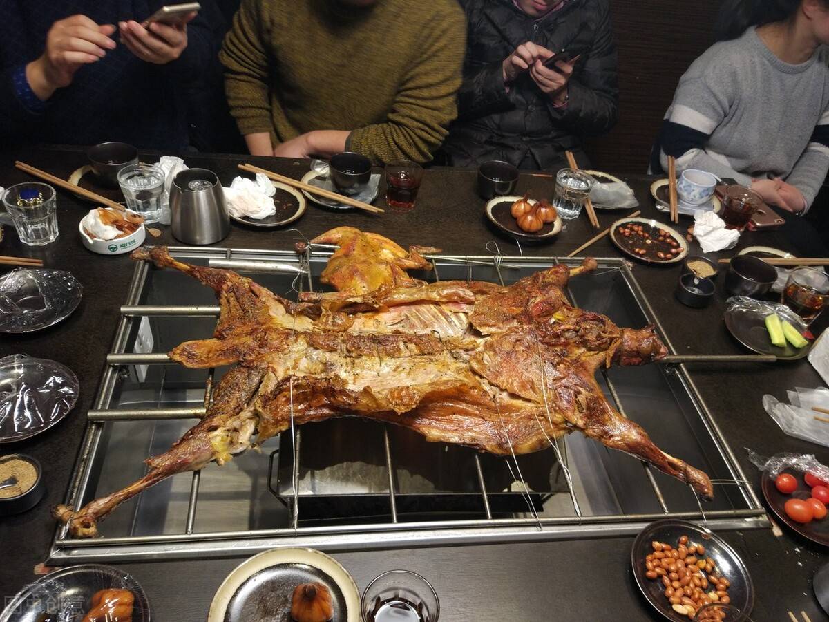 承德丰宁坝上草原胜家宴农家院,这的烤全羊哇塞了!每年几万人排队吃