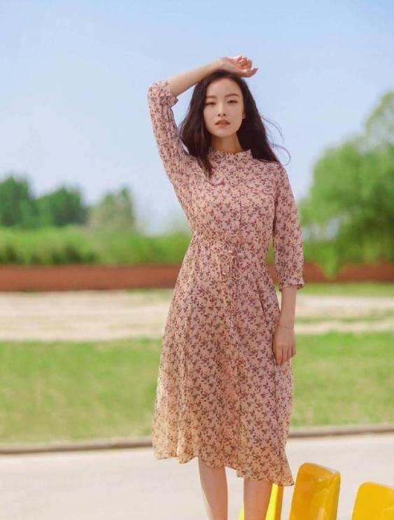 夏日穿搭舒适很重要,学倪妮穿碎花连衣裙秒变气质女神