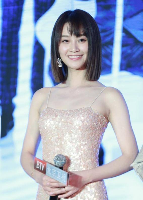 蓝盈莹这发型真适合她,穿一身闪亮长裙出镜,模样看着很高级