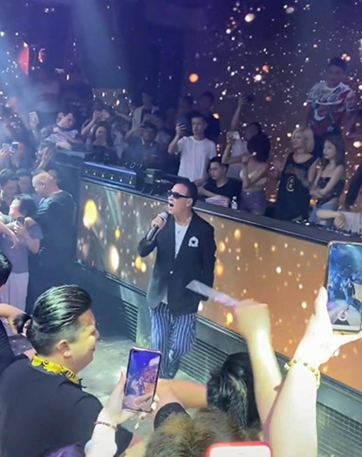 万梓良现身夜店商演,变成整场聚焦点