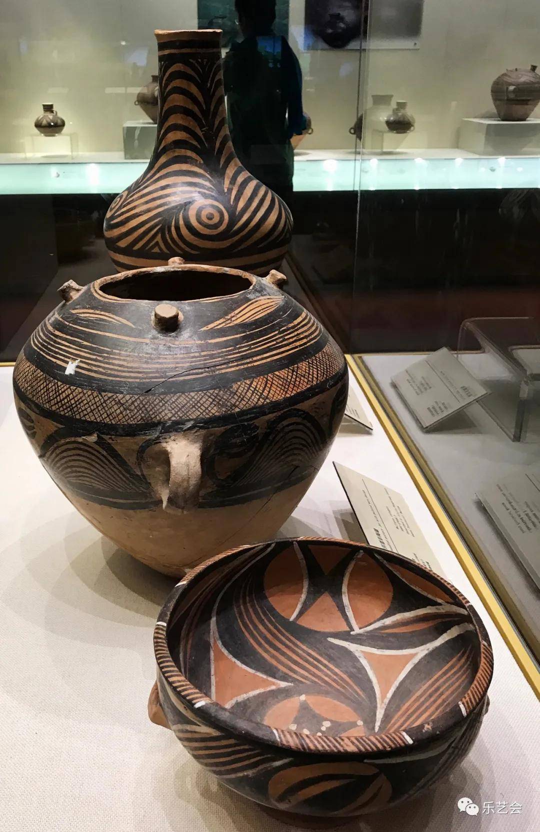 人头形器口彩陶瓶人头形器口彩陶瓶是葫芦形彩陶瓶,是甘肃省博物馆镇