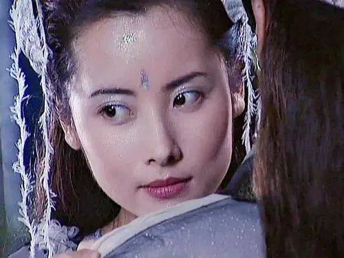而我们回看《天地传说之鱼美人》这部剧,虽然特效以传统布景和真实