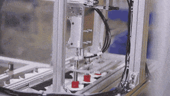 这条流水线还加入了二维码识别系统,每一个足球都如同拥有了身份证