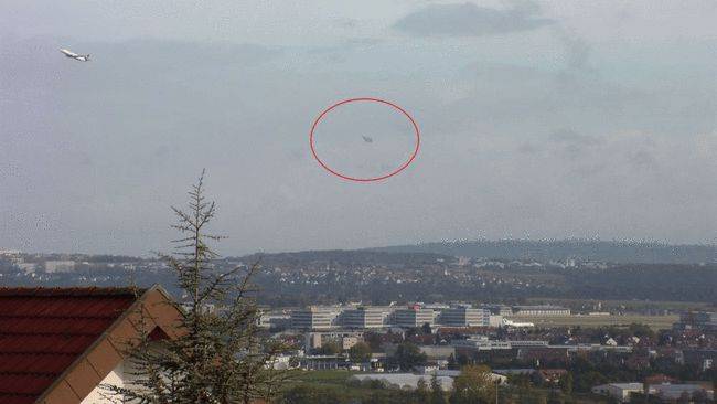 图二德国斯图加特机场上空的不明飞行物.
