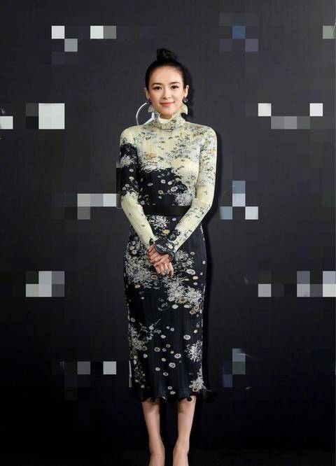 章子怡盛装出席剪彩仪式,穿蓝色礼裙气场全开,惹来其他女性羡慕?