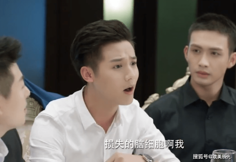 脸型比较立体,特别是眉毛和鼻梁特别高,盲猜在剧中饰演余邃