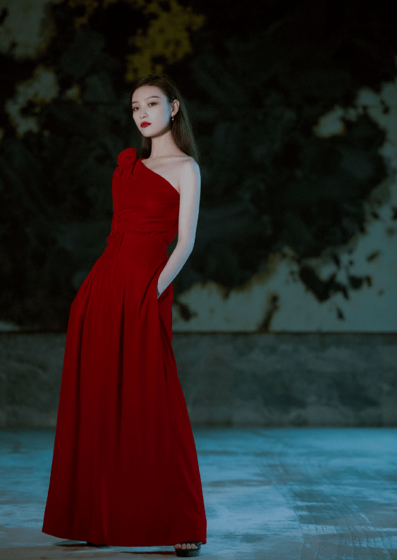 倪妮的礼服裙太美艳,一袭红装气场强大,常人都hold不住