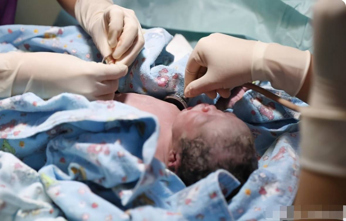 新生儿被称为"天生社会人",刚出生就到处求抱抱,真实原因暖心