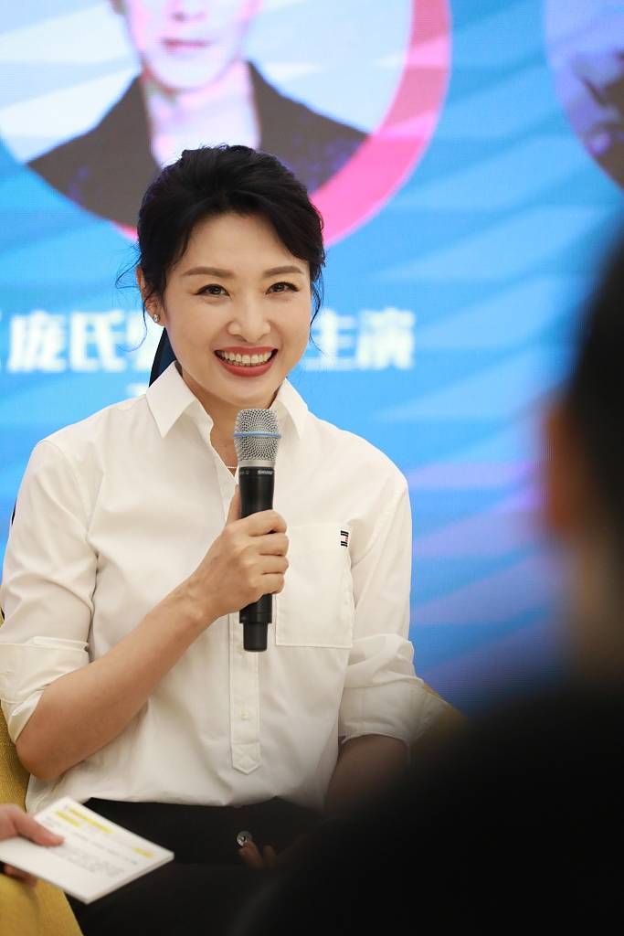 原创53岁周涛亮相活动,"鹅蛋国脸"太抗打,眼部却暴露真实年龄