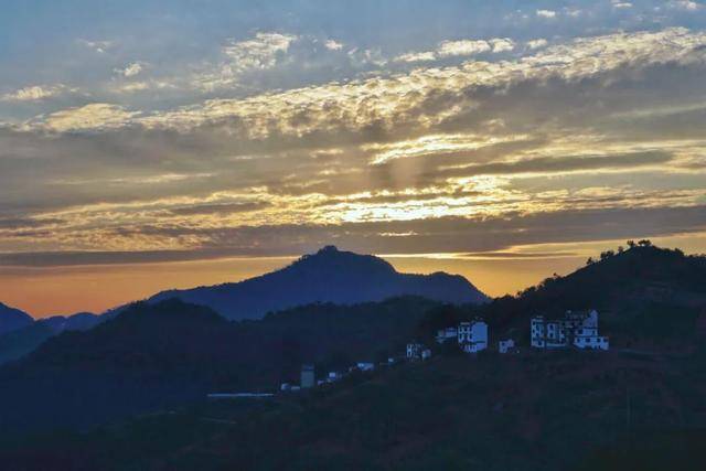 身处其中仿佛世外桃源,飘飘欲仙,山上住一晚能感受山村晚霞和晨曦