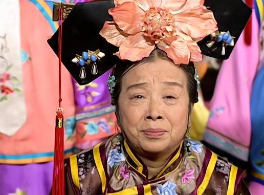 他心疼极了,立刻大怒,对一群脱了香妃衣服的嬷嬷丫鬟说:"都被拉出来