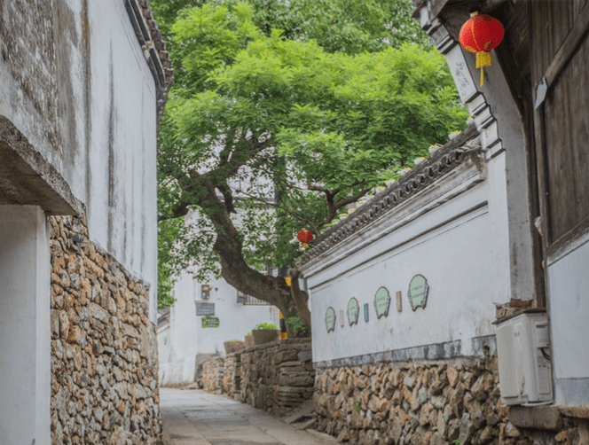 方家河头村地理位置优越,东临达蓬山景区,西靠鸣鹤古镇,还有五磊山在