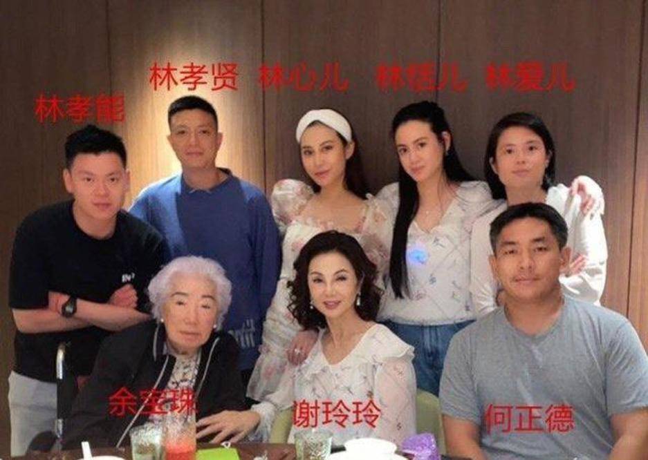 谢玲玲晒十口之家聚餐照,长子林孝贤下厨,与前婆婆合影弯腰谦卑!