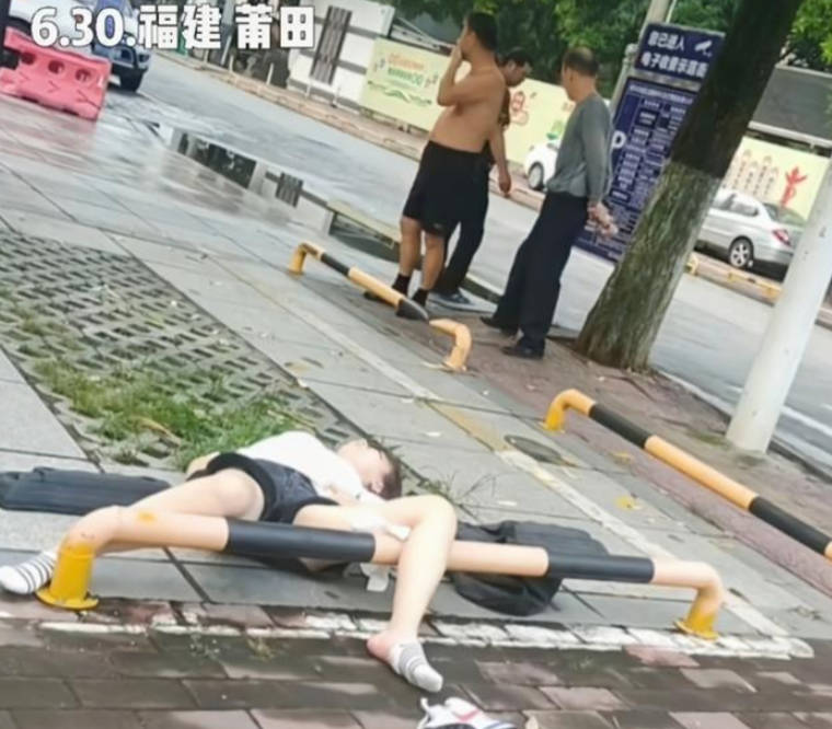 女子衣着清凉醉酒睡大街,大爷一旁围观,网友:怎么鞋子都脱了?