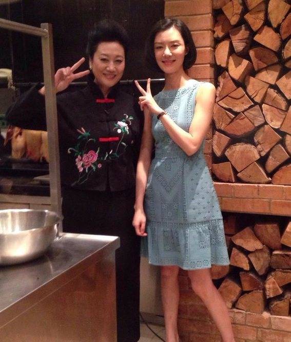 王丽云收工获头发花白男等候,身份引猜测,前夫车晓彤已重组家庭?