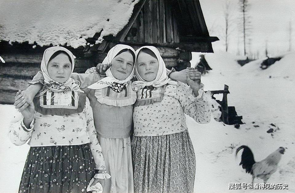二战老照片 苏联乡村里的女子 德国摄影师拍摄