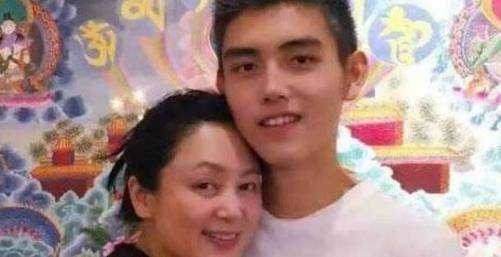 她是陈红亲侄女,神似姑姑强捧却不红,合作赵丽颖杨幂都火不起来