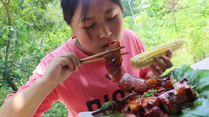 胖妹赶到,帮表哥干完农活就煮饭.