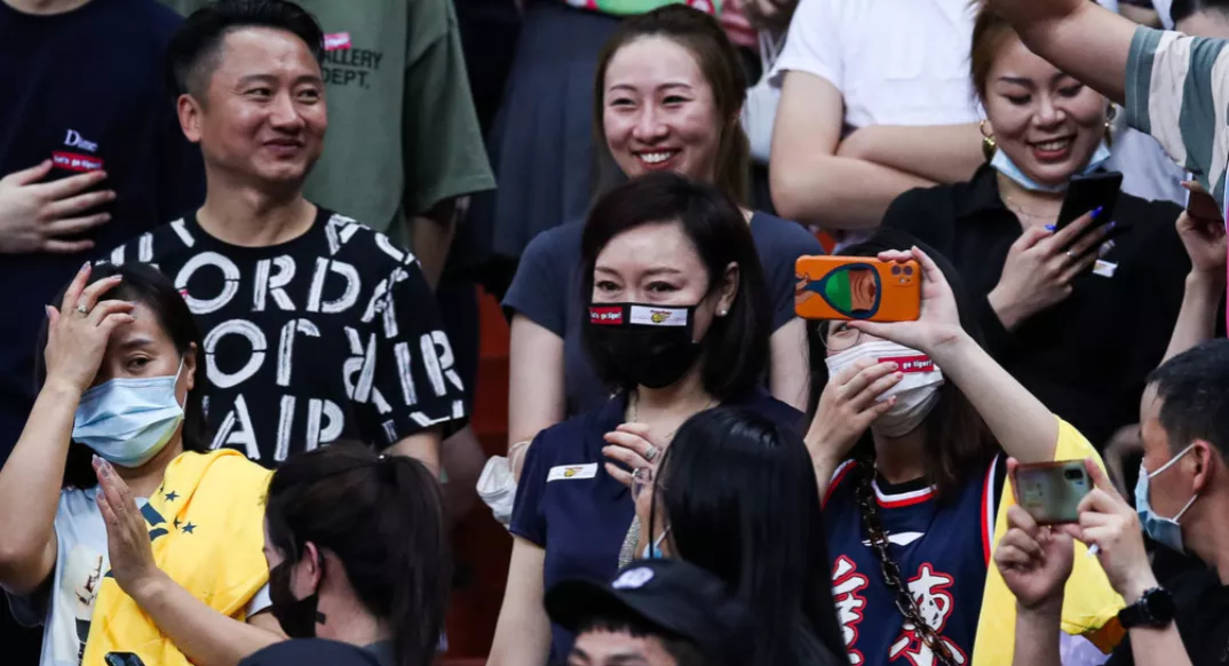 胡明轩击败张镇麟拿到fmvp,胡妈妈收获赞美,辽宁名宿郭艾伦不服